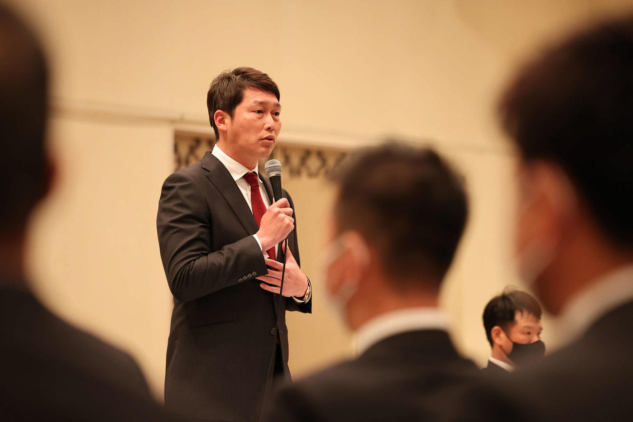 広島日南キャンプ　全体ミーティングを行う新井監督（球団提供）