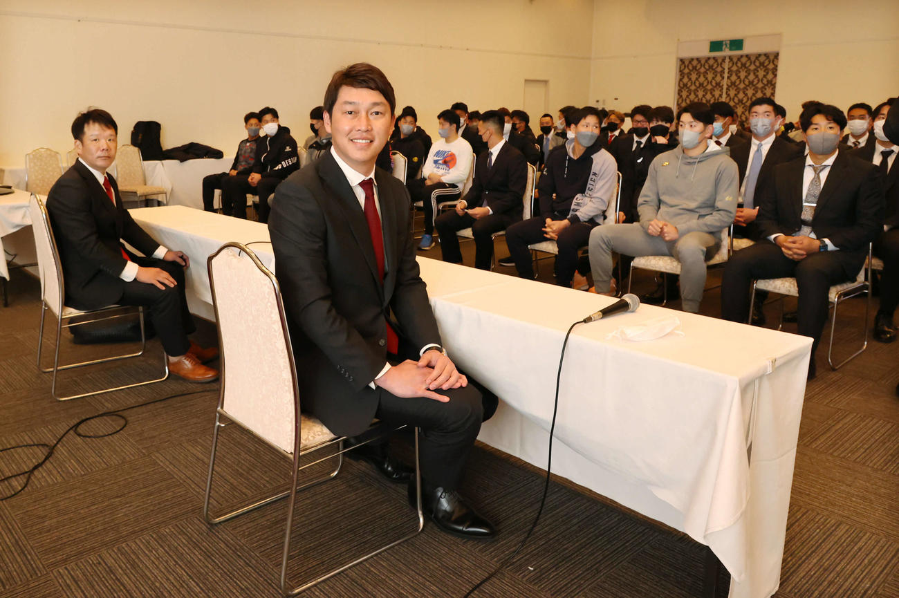 広島日南キャンプ　全体ミーティングを行う新井監督（球団提供）