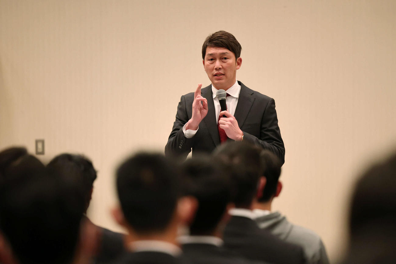 広島日南キャンプ　全体ミーティングを行う新井監督（球団提供）