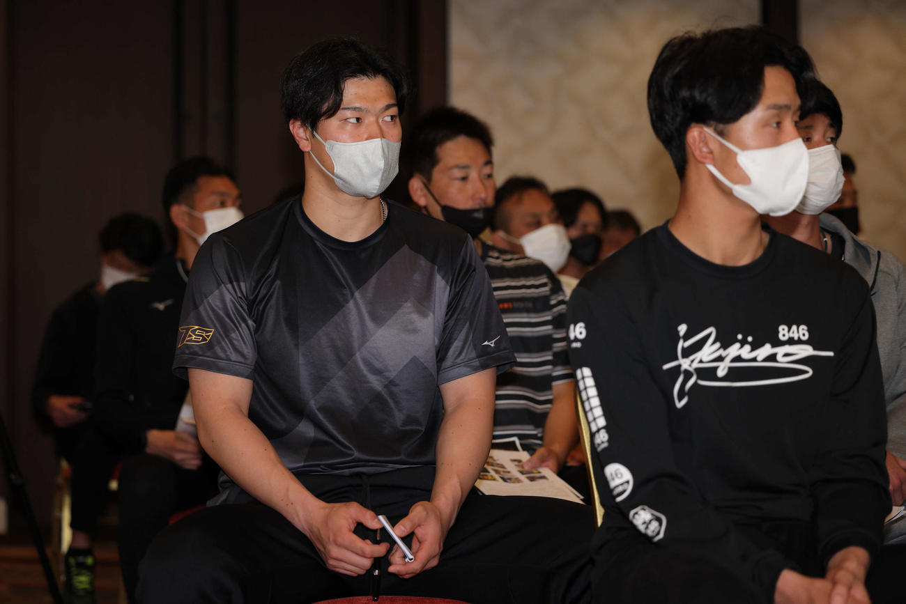 キャンプ前日ミーティングに出席する、左から阪神佐藤輝明、岩崎、小幡（球団提供）