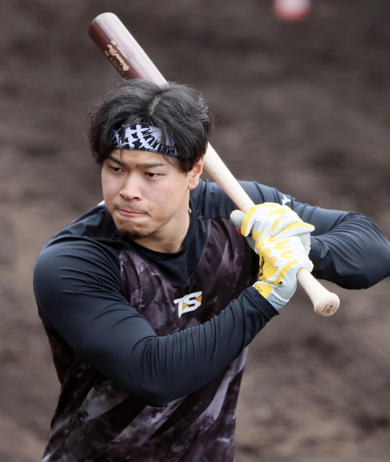 30日、歯を食いしばりティー打撃する阪神佐藤輝明