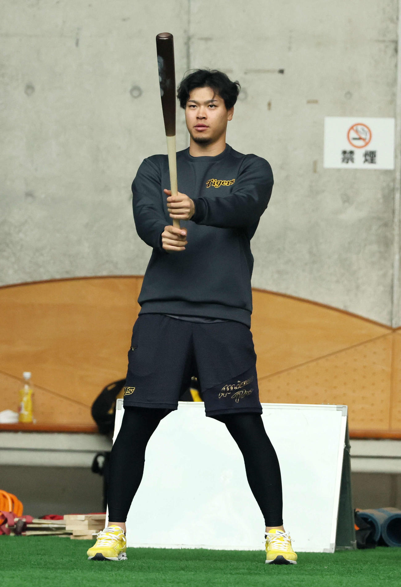 29日、室内でバットを構える佐藤輝明
