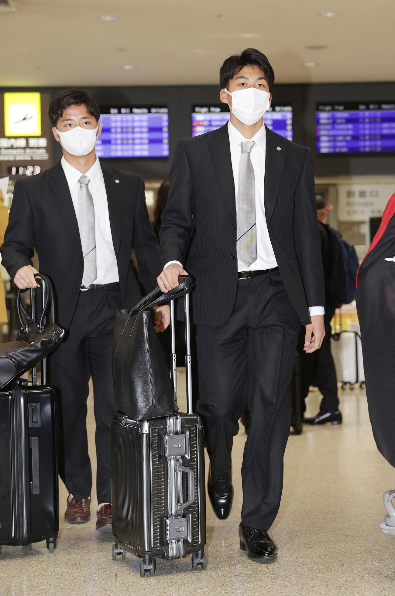 キャンプ地の沖縄に入った阪神井坪（左）と茨木（撮影・前田充）