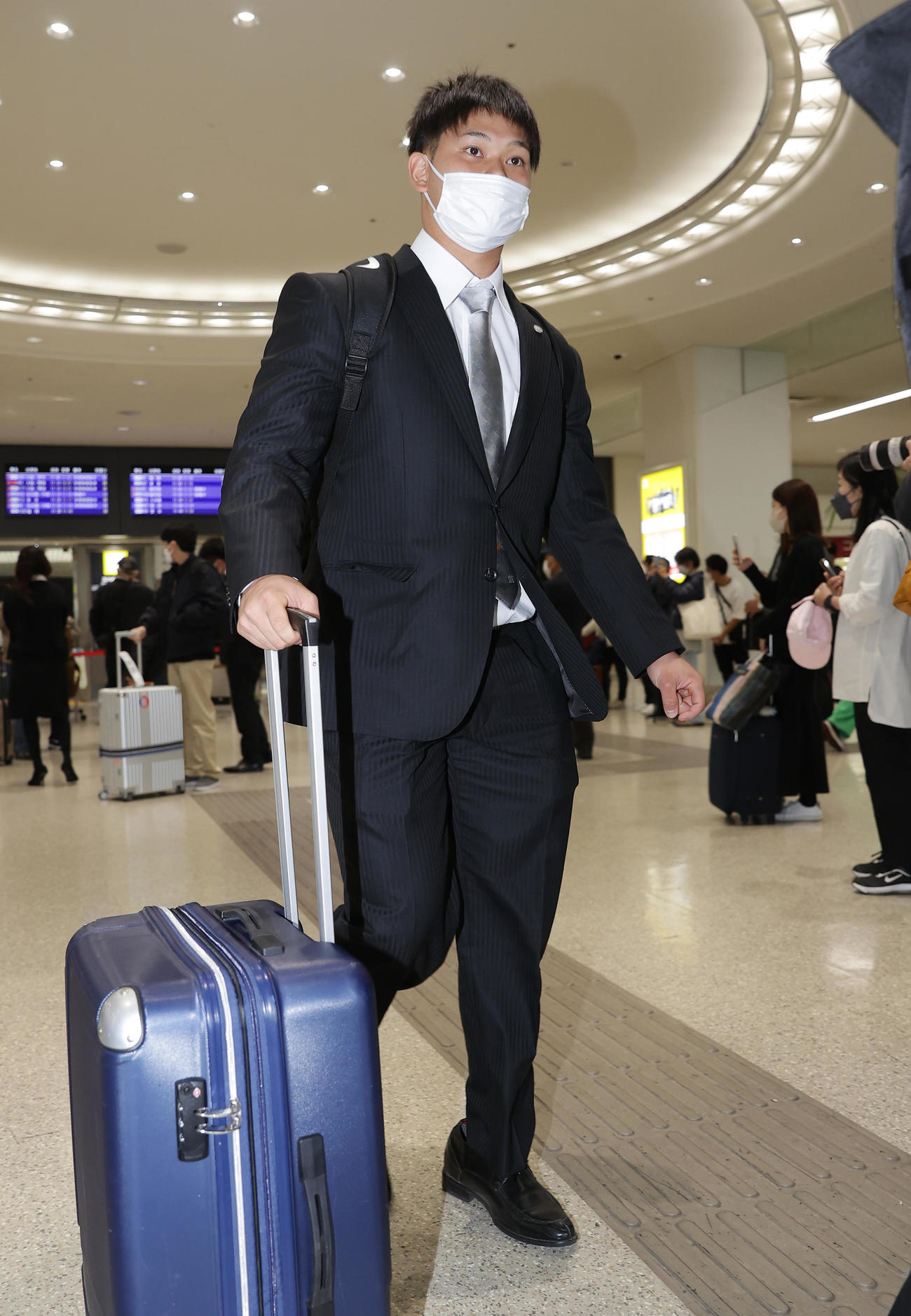 キャンプ地の沖縄に入った阪神野口（撮影・前田充）