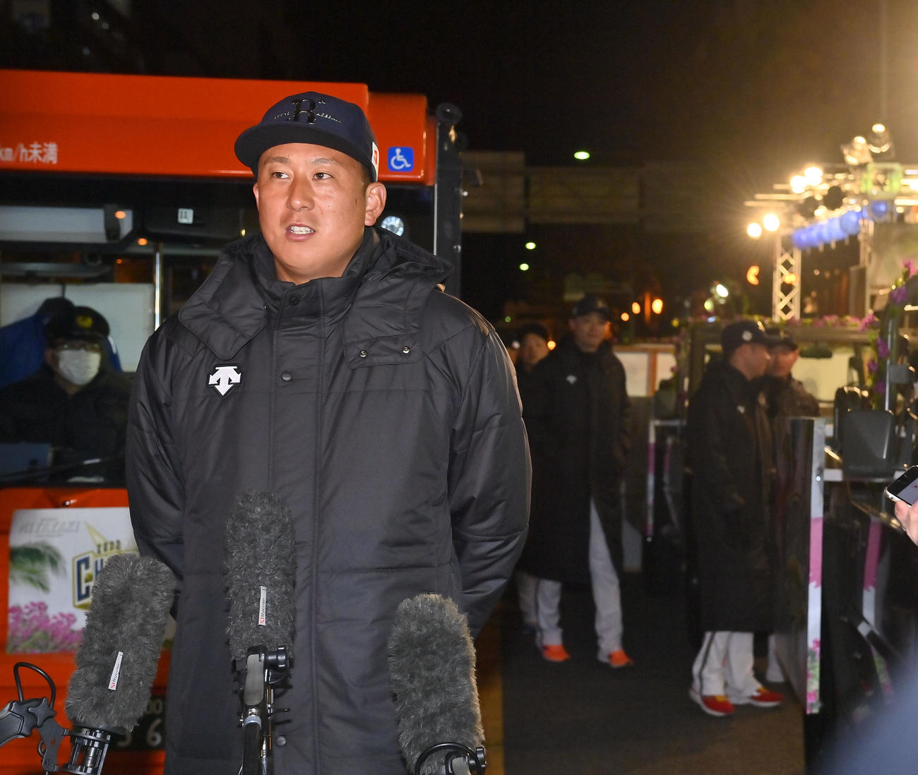 宮崎市内でVパレードを行った杉本はインタビューに答える（撮影・和賀正仁）