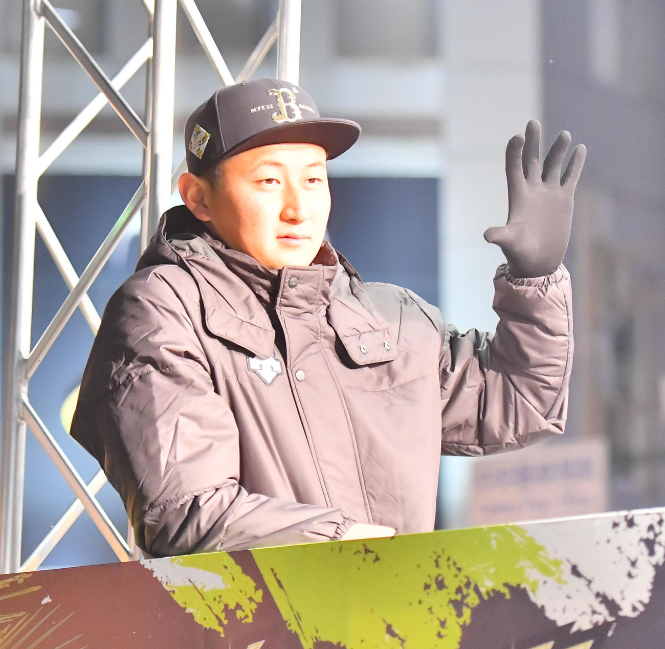 宮崎市内でVパレードを行いファンの声援に応えるオリックス紅林（撮影・和賀正仁）
