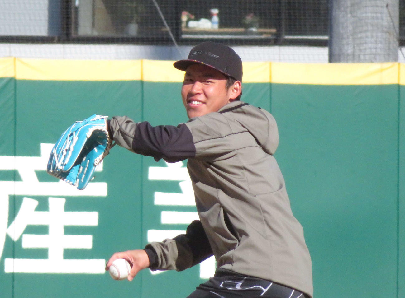 自主トレでキャッチボールする西武水上（撮影・金子真仁）