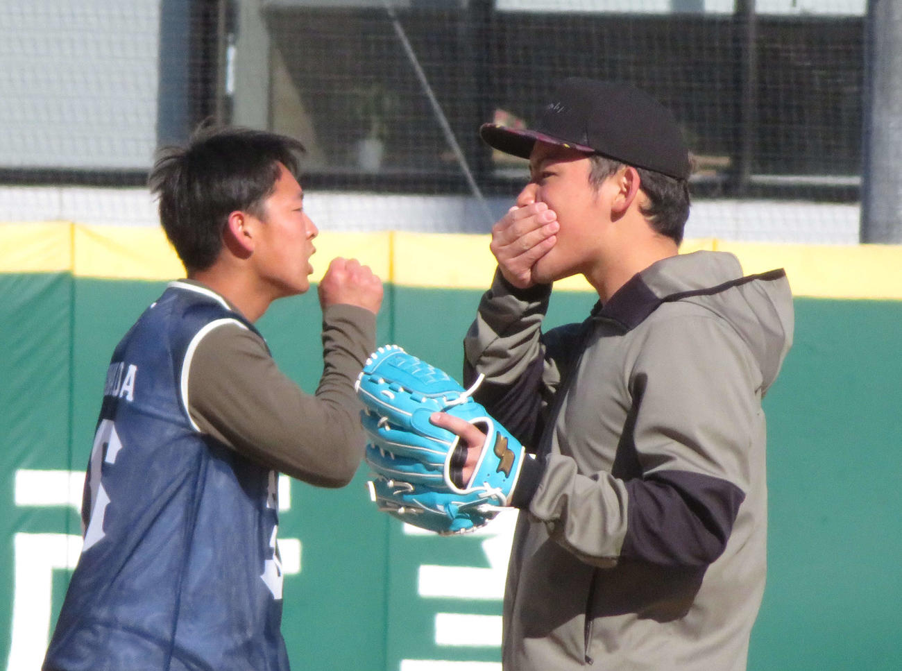 あまりの寒さに西武水上（右）もルーキー山田も右手に息を吹きかける（撮影・金子真仁）