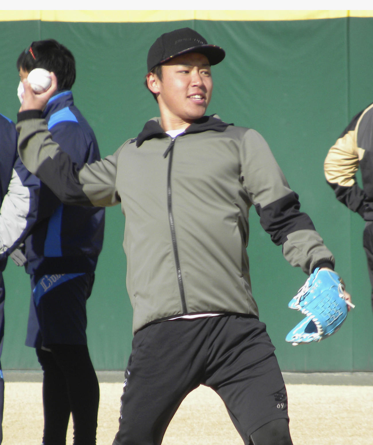 球団施設でキャッチボールする西武水上（共同）