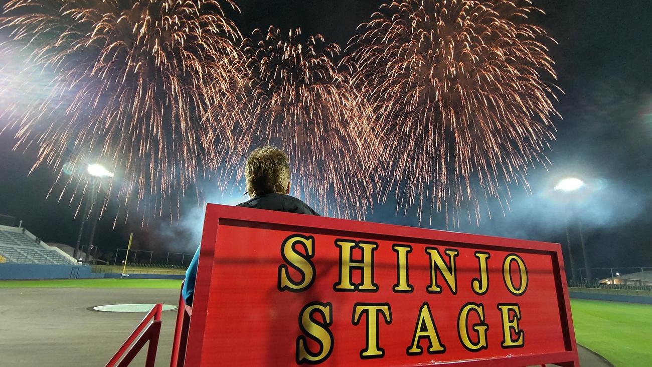 キャンプ地のエピックスタジアム名護で打ち上がる花火を見る日本ハム新庄監督（撮影・黒川智章）