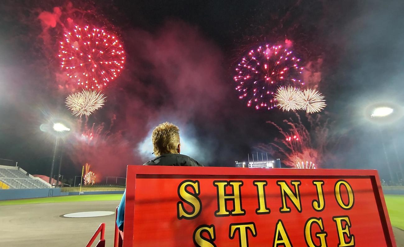 キャンプ地のエピックスタジアム名護で打ち上がる花火を見る日本ハム新庄監督（撮影・黒川智章）