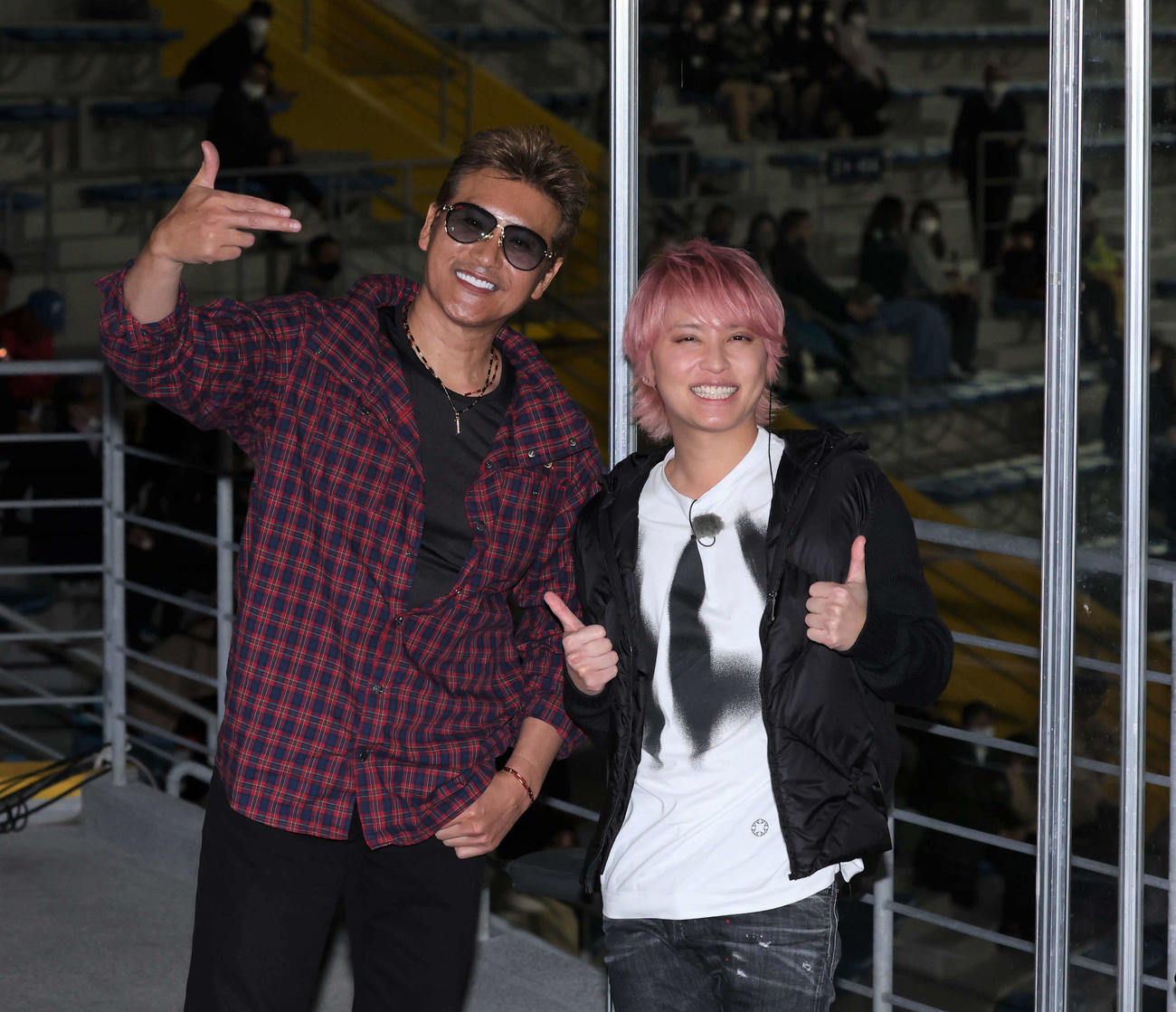 番組収録でポーズをとる日本ハム新庄監督（左）とタレントの手越（撮影・黒川智章）
