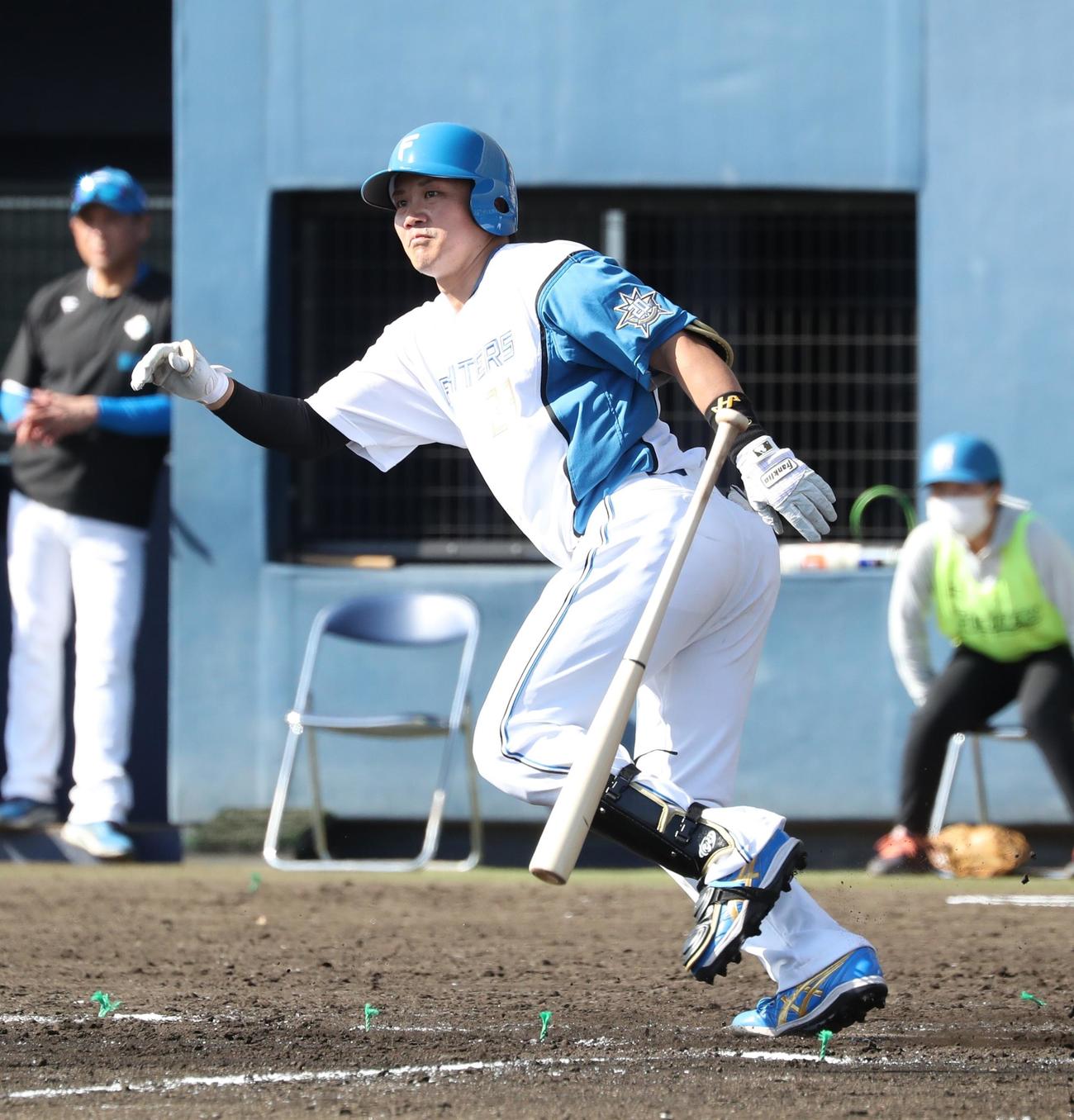 紅白戦　6回裏無死、左越え二塁打を放つ伏見（撮影・黒川智章）