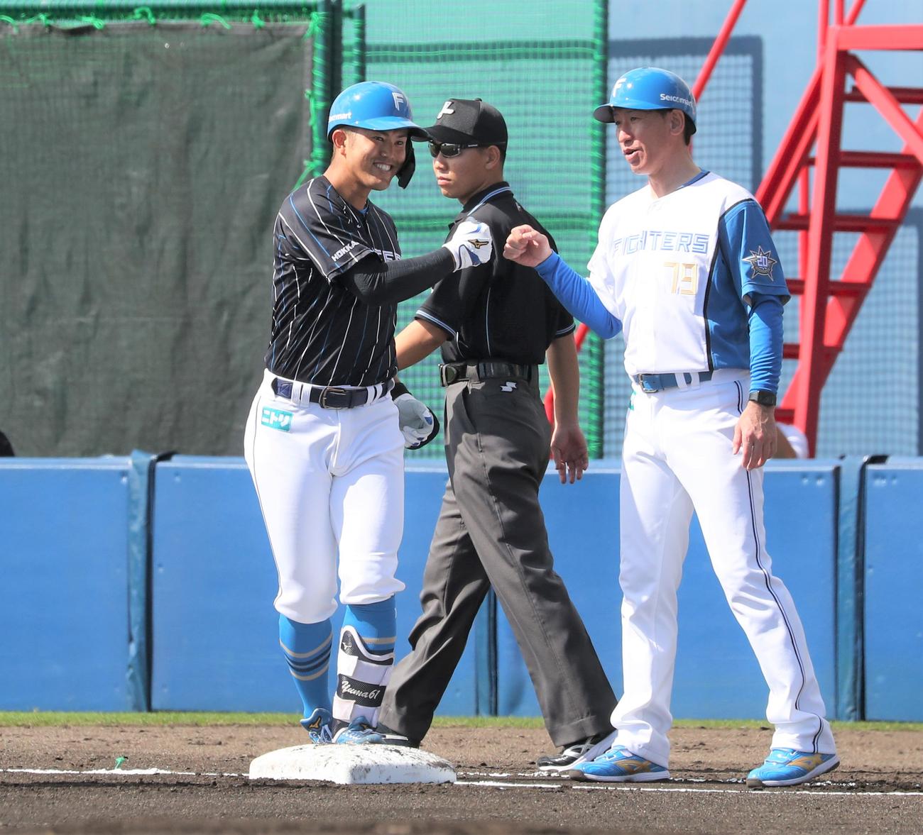 紅白戦　1回表2死、左前打を放ち笑顔の今川（撮影・黒川智章）