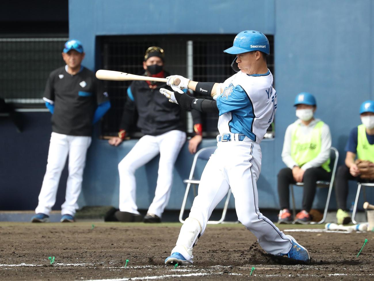 日本ハム春季キャンプ　紅白戦　2回裏2死一、二塁、右飛に終わる矢沢（撮影・黒川智章）