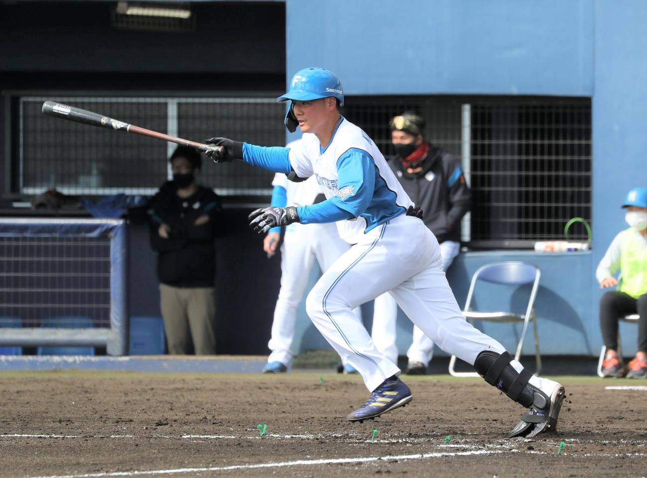紅白戦　2回裏無死、中前打を放つ清宮（撮影・黒川智章）