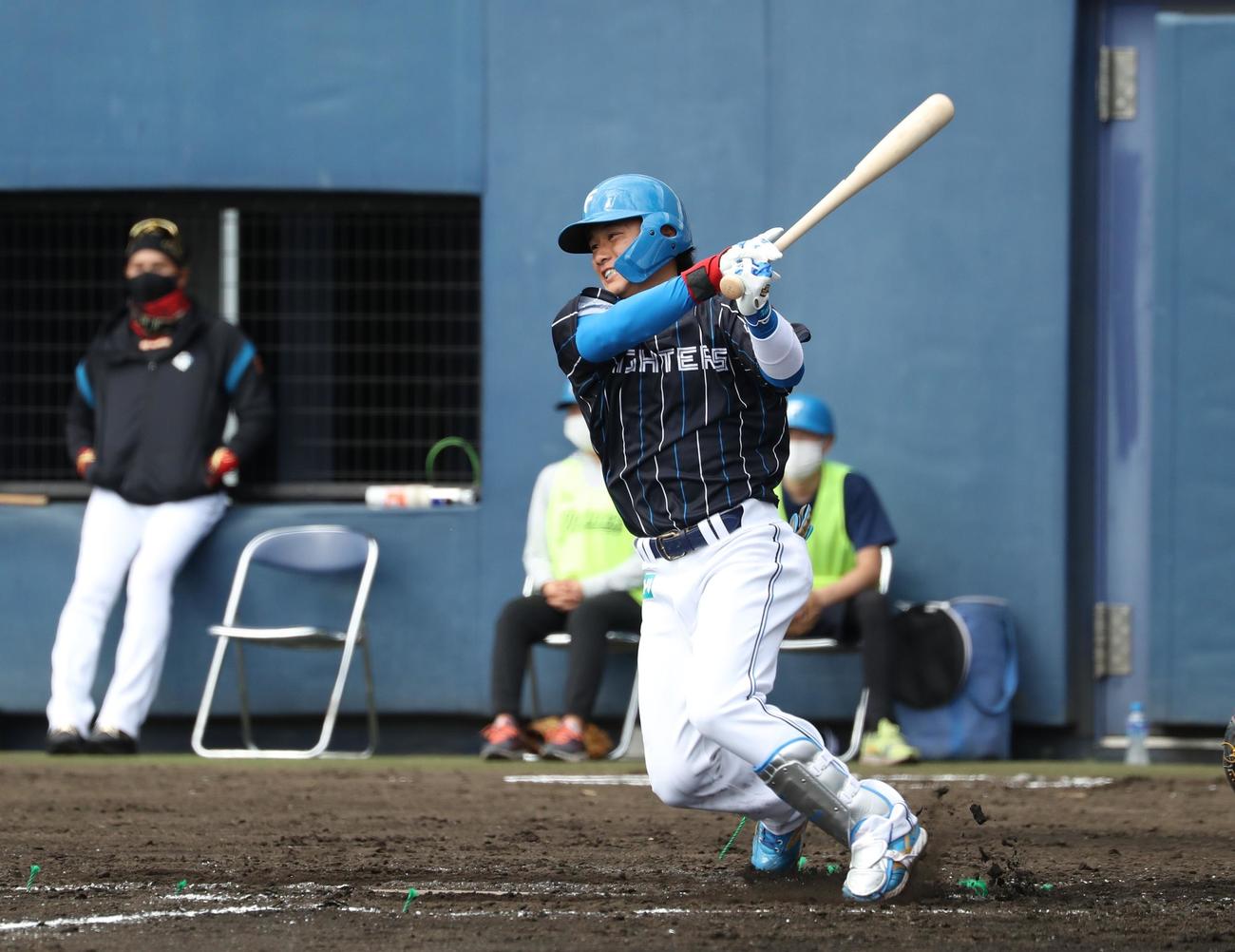 紅白戦　3回表無死、左前打を放つ奈良間（撮影・黒川智章）