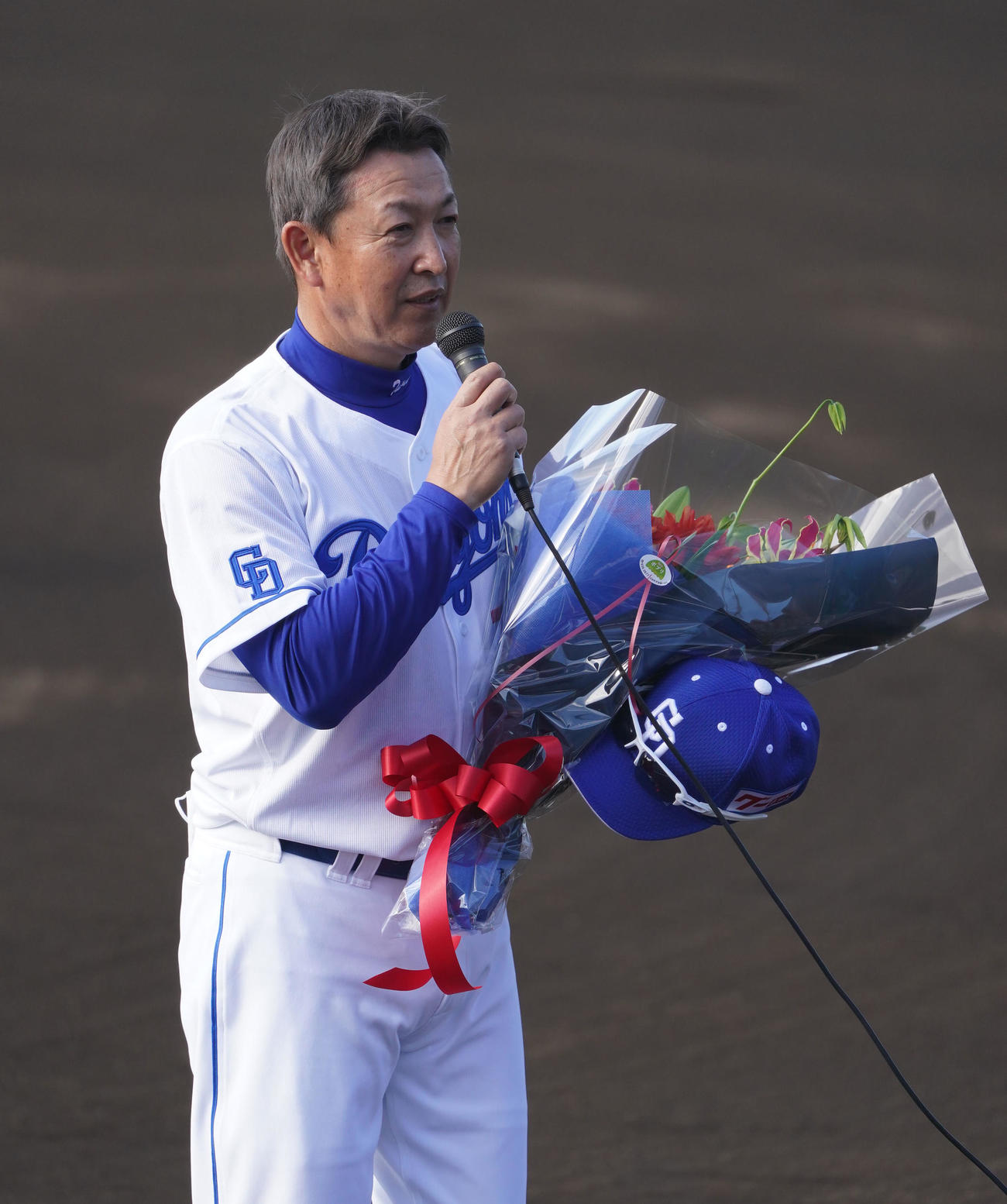 セレモニーで花束を受け取りあいさつをする立浪監督（撮影・森本幸一）
