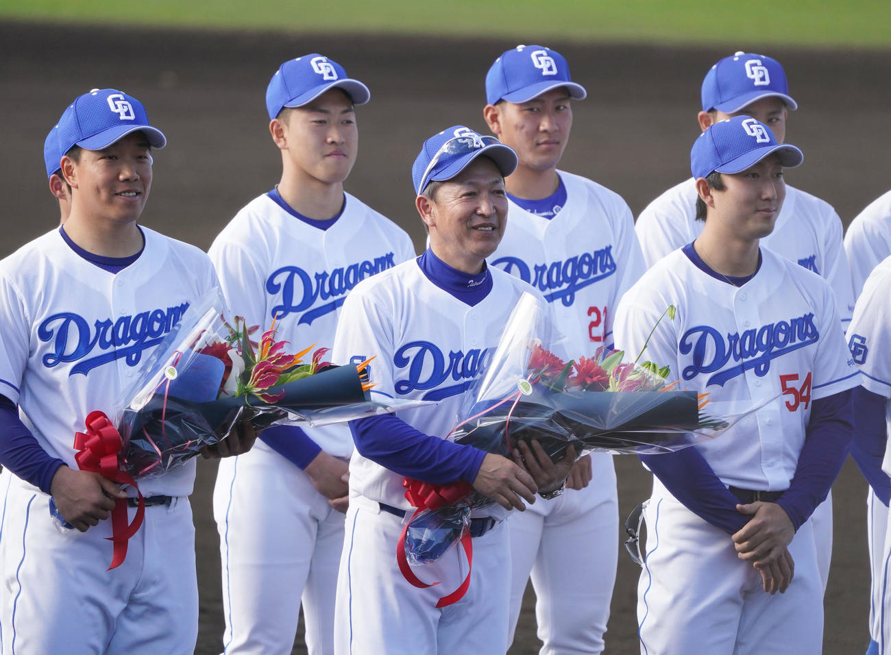 セレモニーで花束を受け取り笑顔の（前列・左から）柳、立浪監督（撮影・森本幸一）
