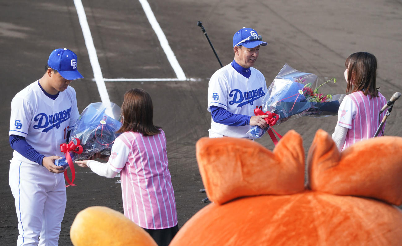 セレモニーで花束を受け取る（奥・左から）柳、立浪監督（撮影・森本幸一）