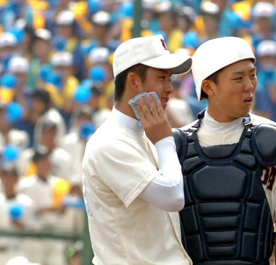 06年8月、駒大苫小牧戦で早実・斎藤（左）はマウンドで汗をぬぐう