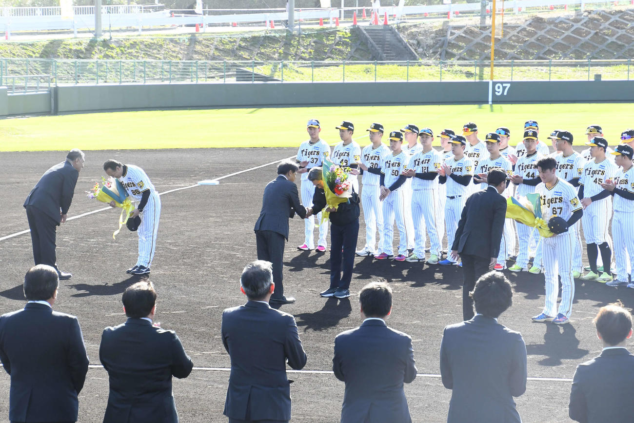 阪神2軍キャンプセレモニーで花束を贈呈された和田2軍監督（左）、嶌村聡球団本部長（中央）、高寺（右）（撮影・三宅ひとみ）