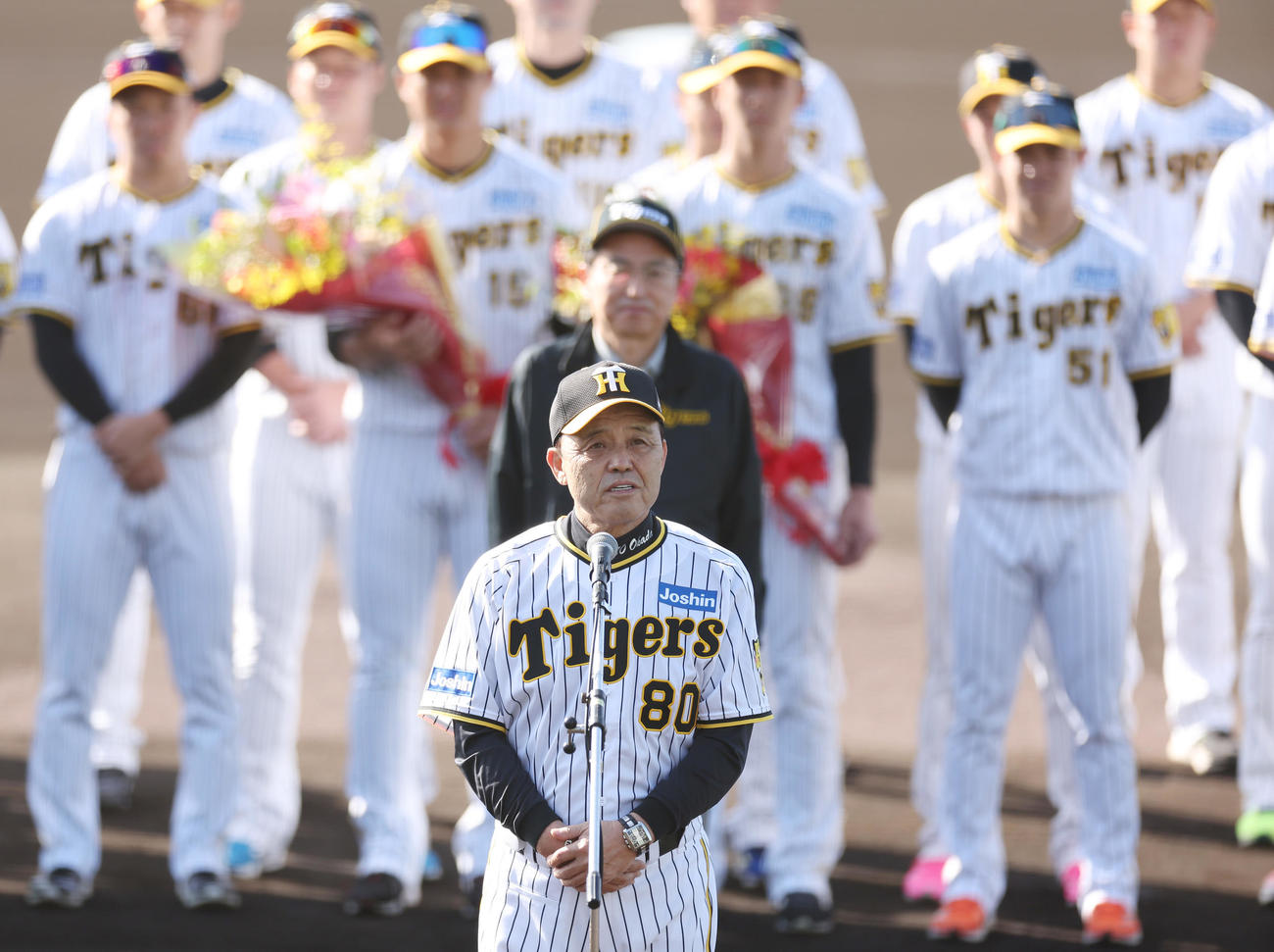 歓迎セレモニーであいさつする阪神岡田監督（手前）（撮影・前田充）