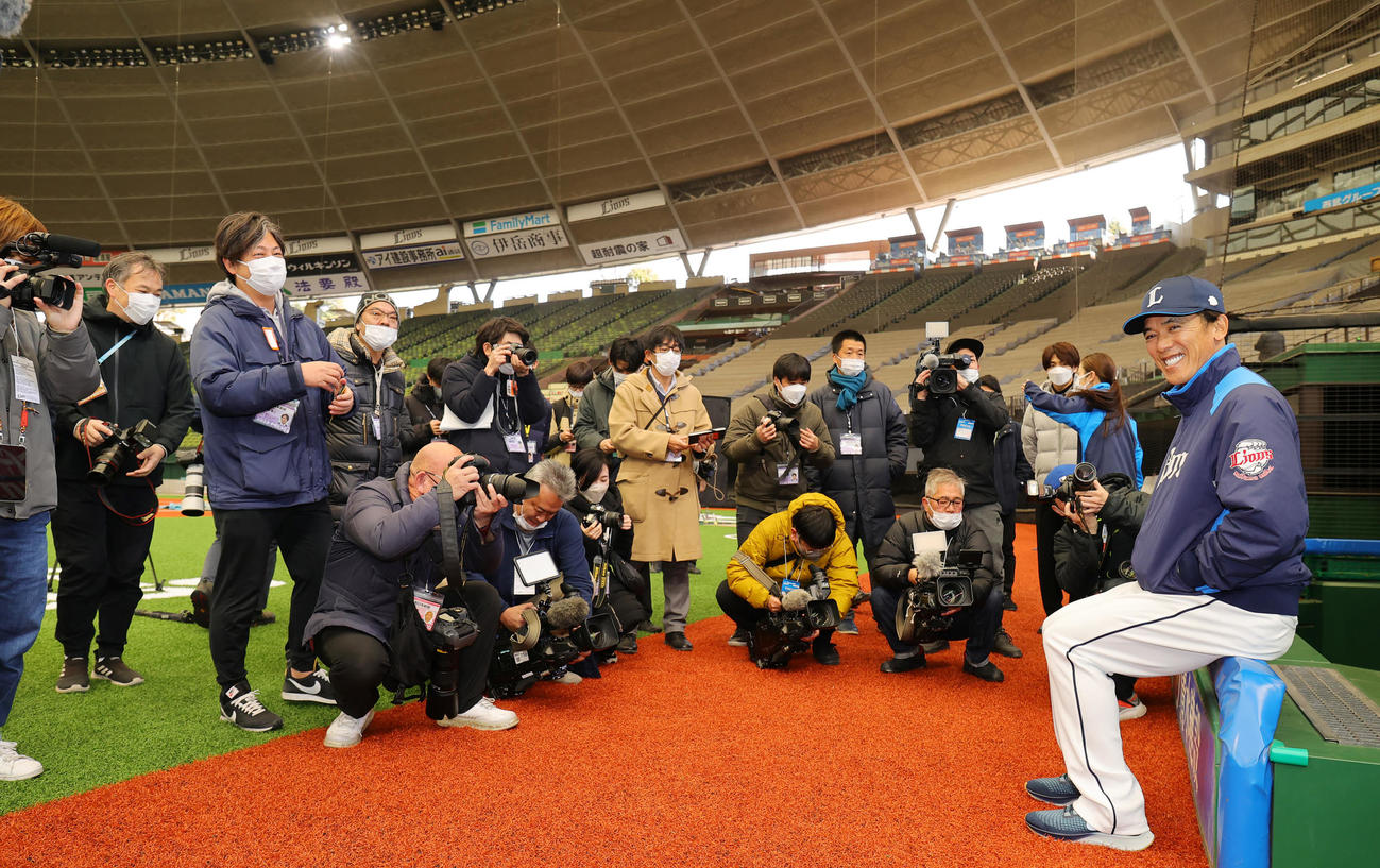 西武松井監督（右）は報道陣を前に笑顔を見せる（撮影・野上伸悟）
