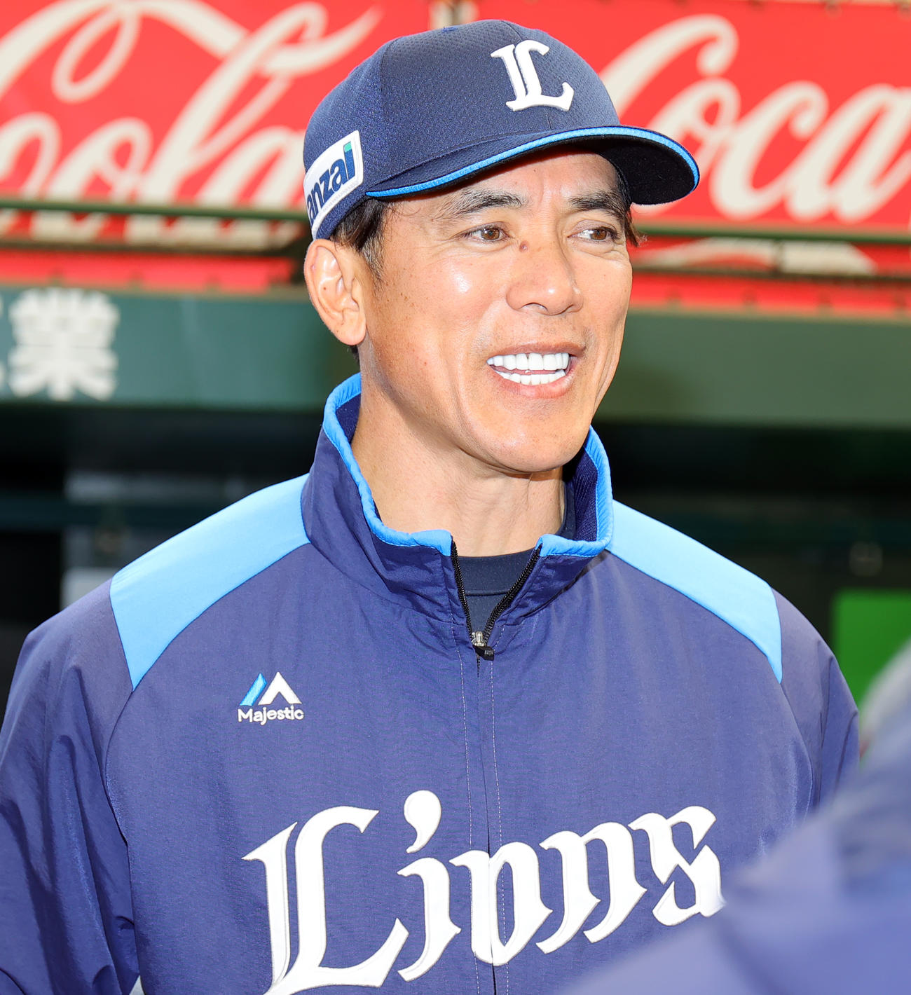 西武松井監督は笑顔で報道陣に対応（撮影・野上伸悟）