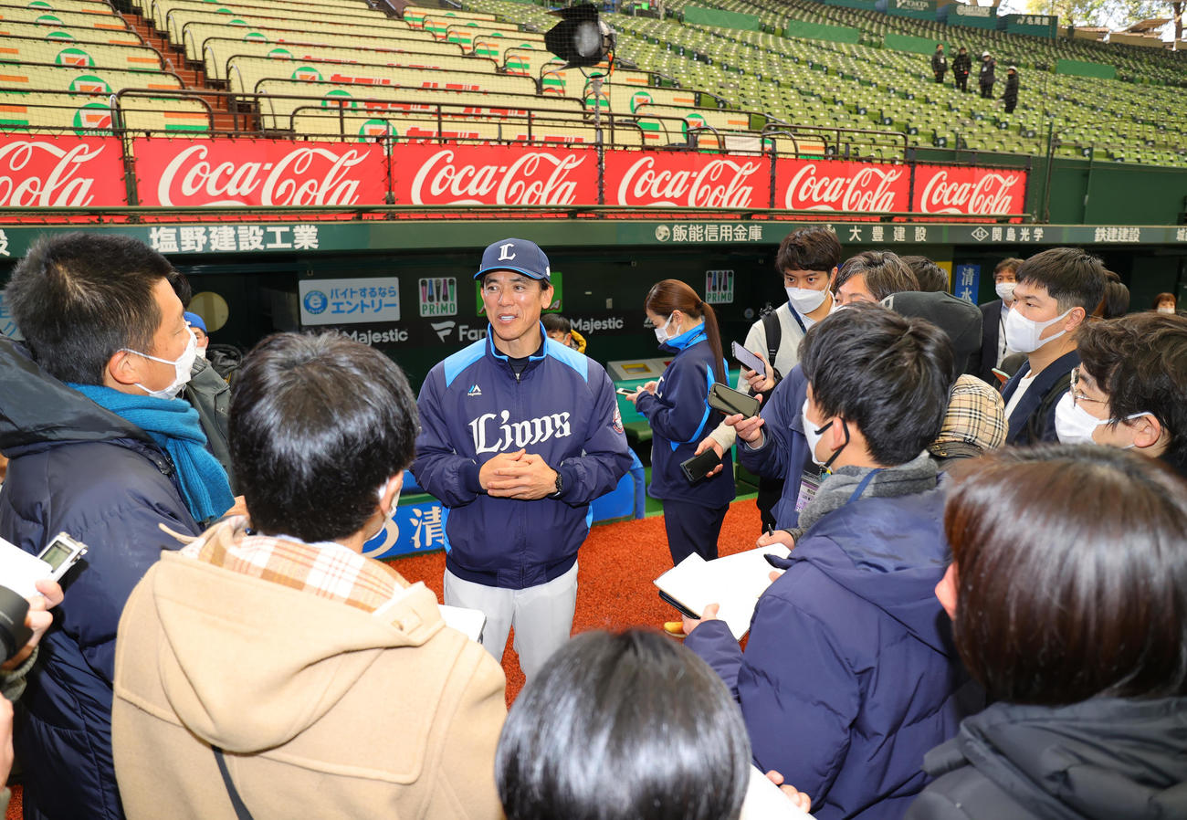 西武松井監督（中央）は囲み取材に応じる（撮影・野上伸悟）