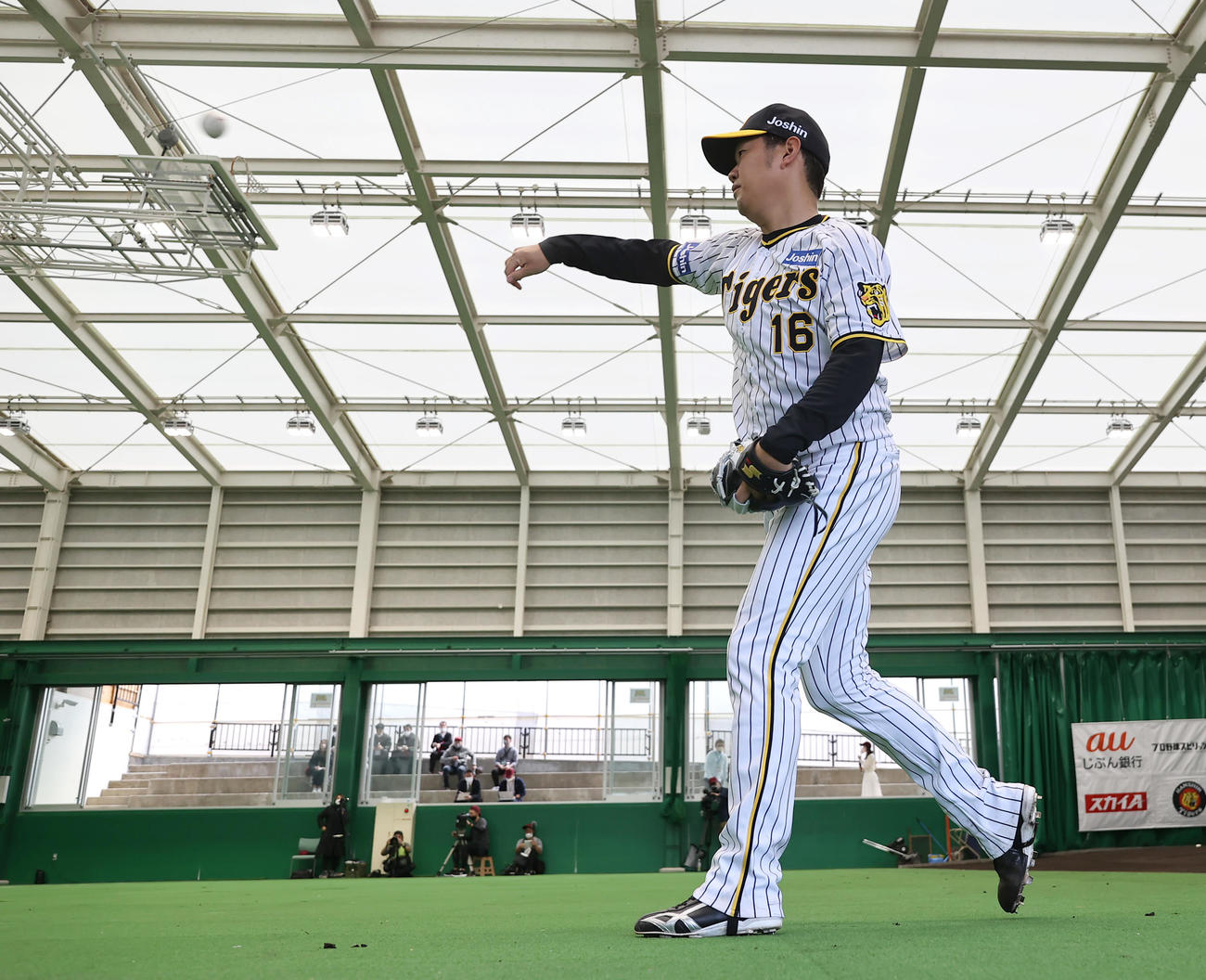 キャンプイン初日、一番乗りでブルペンに入りする西勇（撮影・上山淳一）