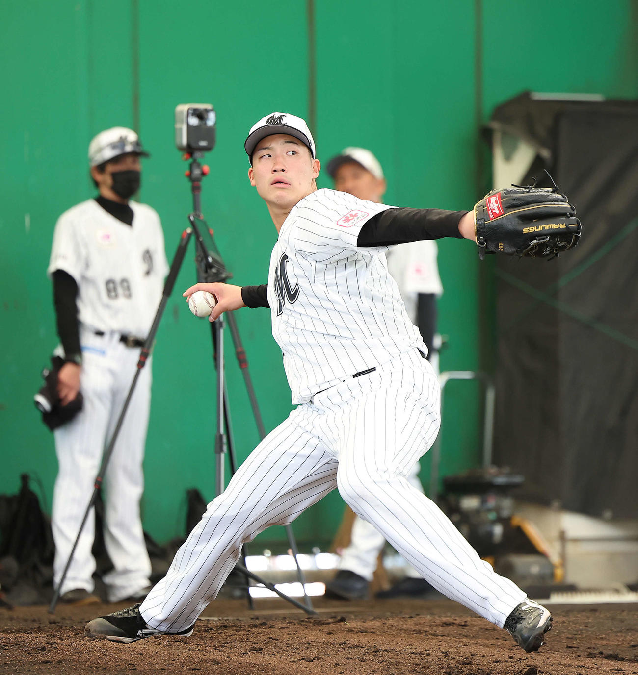 ブルペン投球するロッテ菊地（撮影・河田真司）
