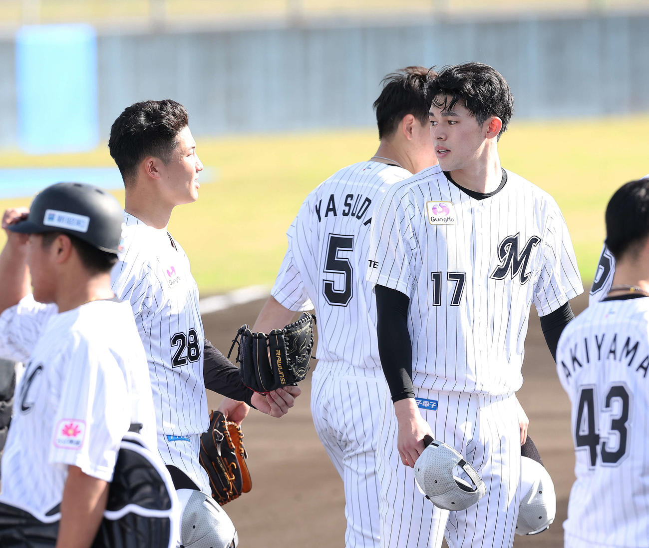 言葉を交わすロッテ菊地（左）と佐々木朗（撮影・河田真司）