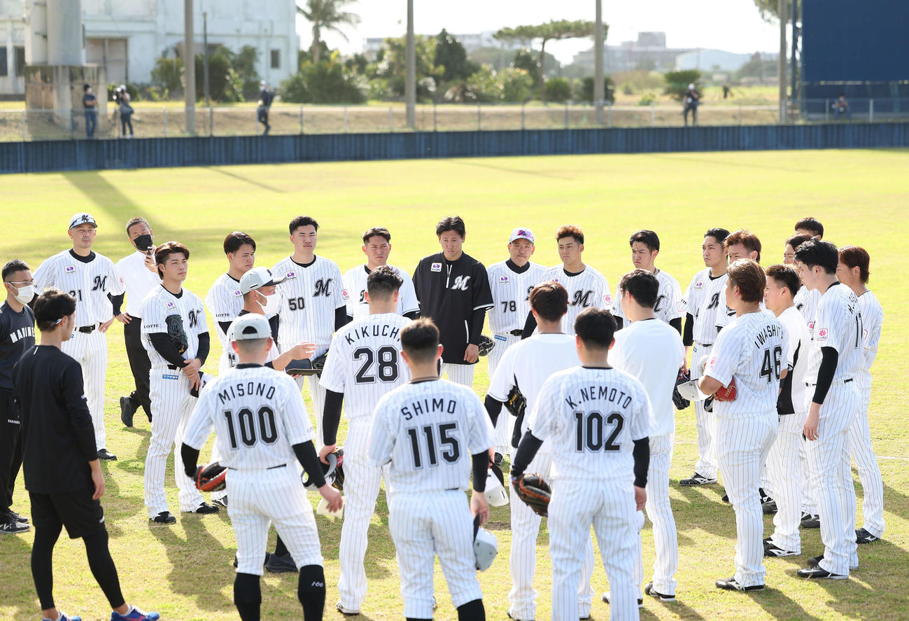 集まり話を聞く投手陣の様子を見るロッテ吉井監督（後方左）（撮影・河田真司）