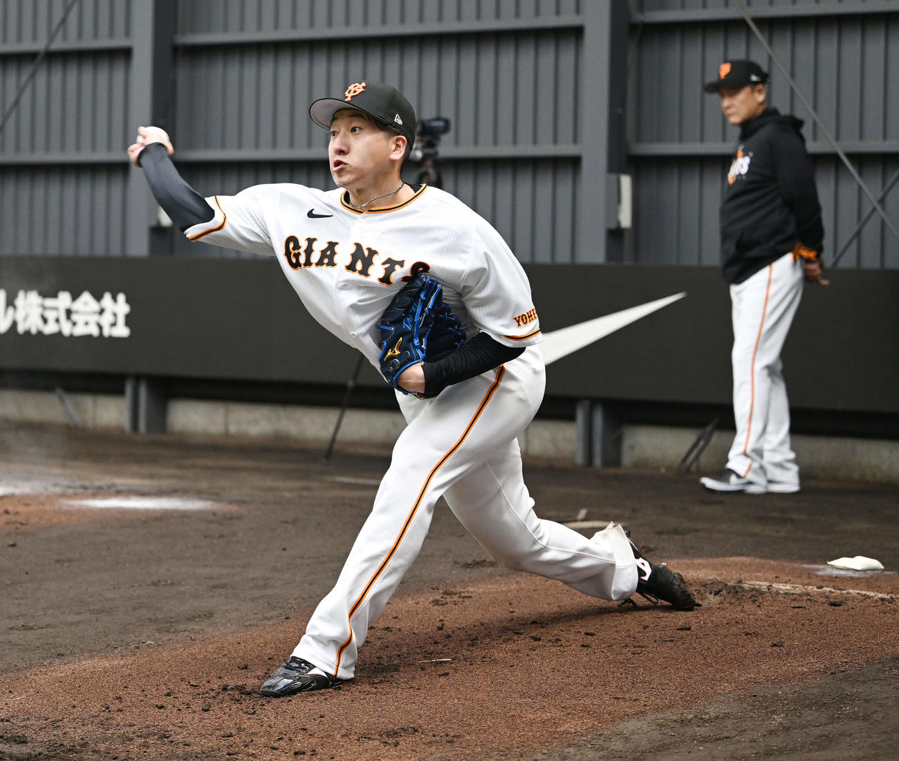 ブルペンで投球練習する巨人大勢（撮影・滝沢徹郎）