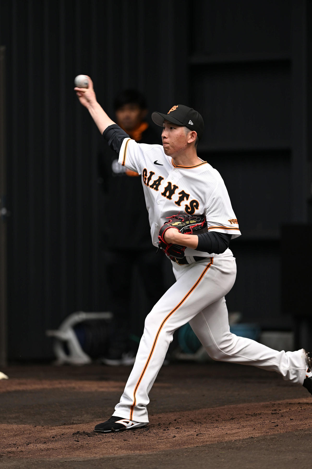 ブルペンで投球練習する巨人戸郷（撮影・滝沢徹郎）