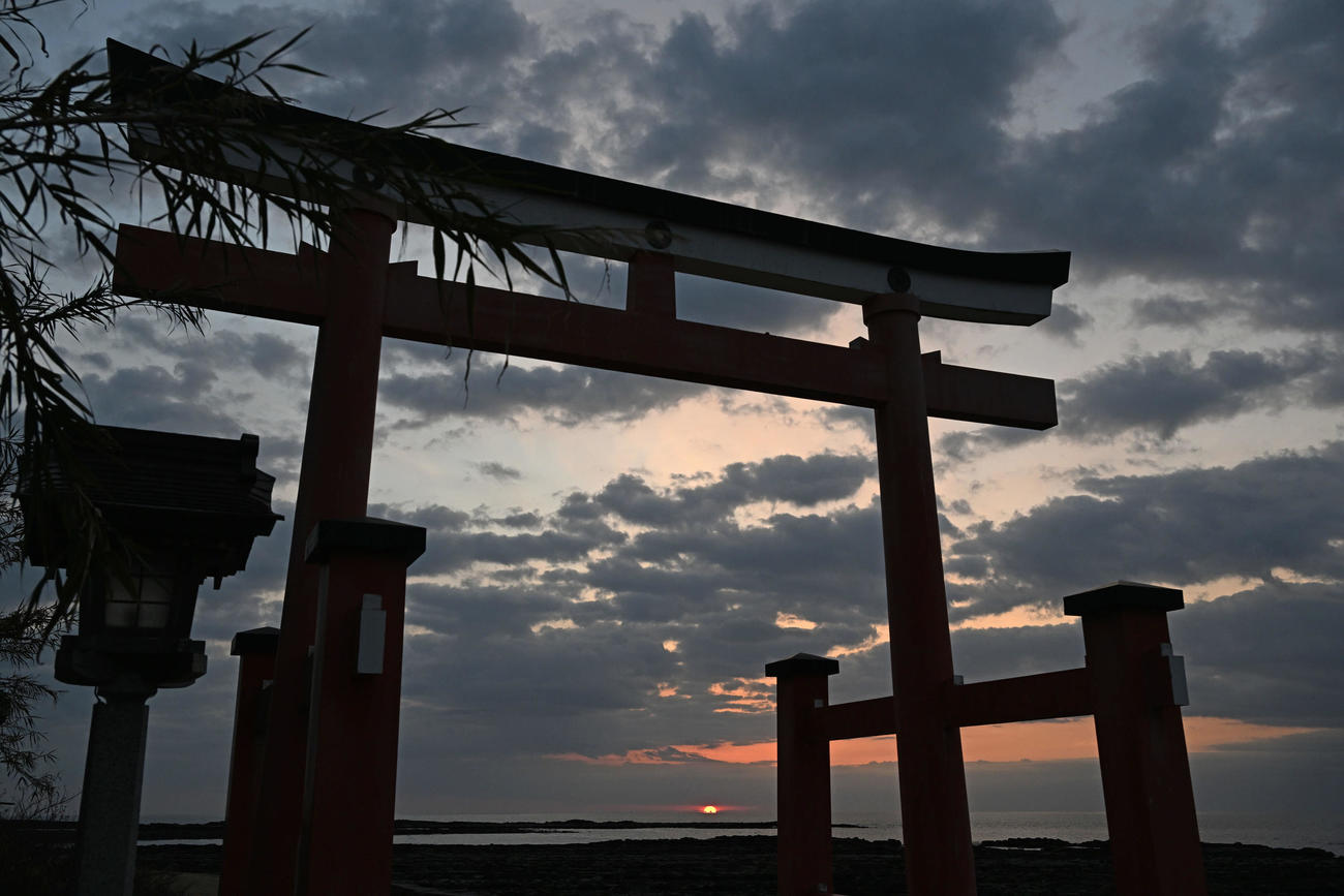 巨人キャンプ初日、青島神宮の鳥居の奥で日が昇る〈撮影データ〉2023年2月1日午前7時6分撮影　NikonZ9 NIKKORZ24－120ミリF4（焦点距離24ミリ）　ISO感度800　シャッタースピード500／1（撮影・滝沢徹郎）