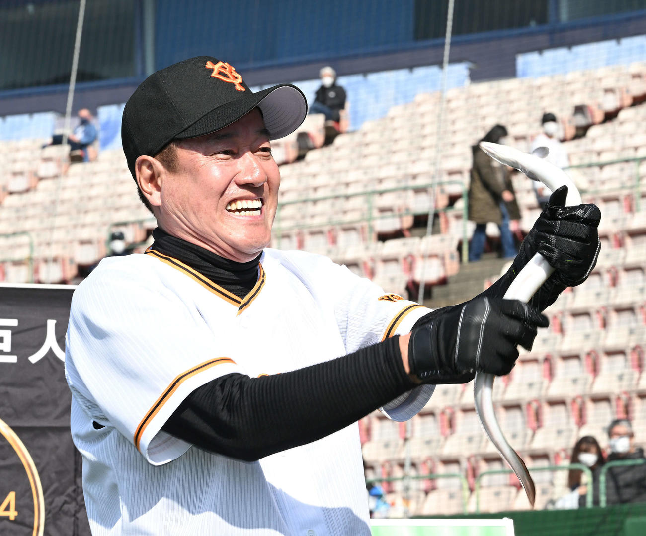 贈呈されたうなぎに苦戦する巨人原監督（撮影・滝沢徹郎）