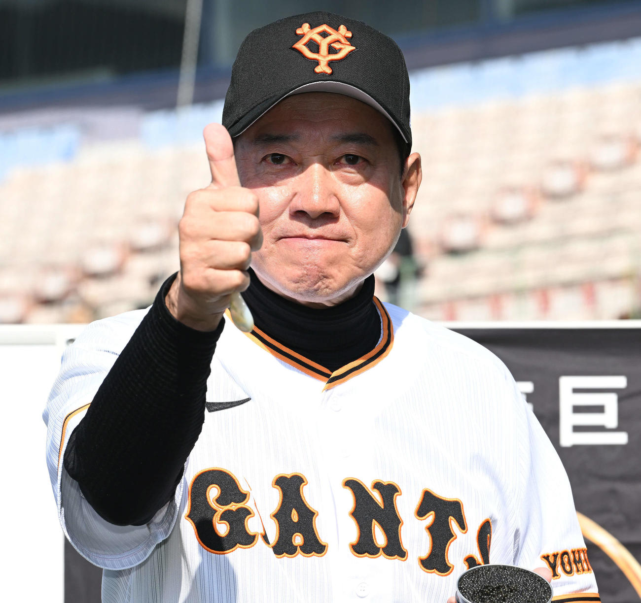 贈呈されたキャビアを試食しサムズアップする巨人原監督（撮影・滝沢徹郎）