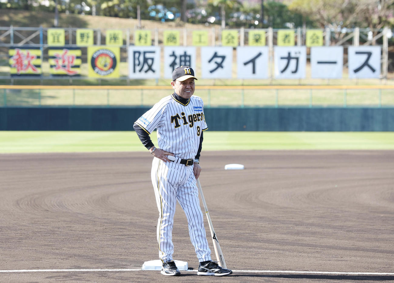 笑顔で練習を見つめる阪神岡田監督（撮影・前田充）
