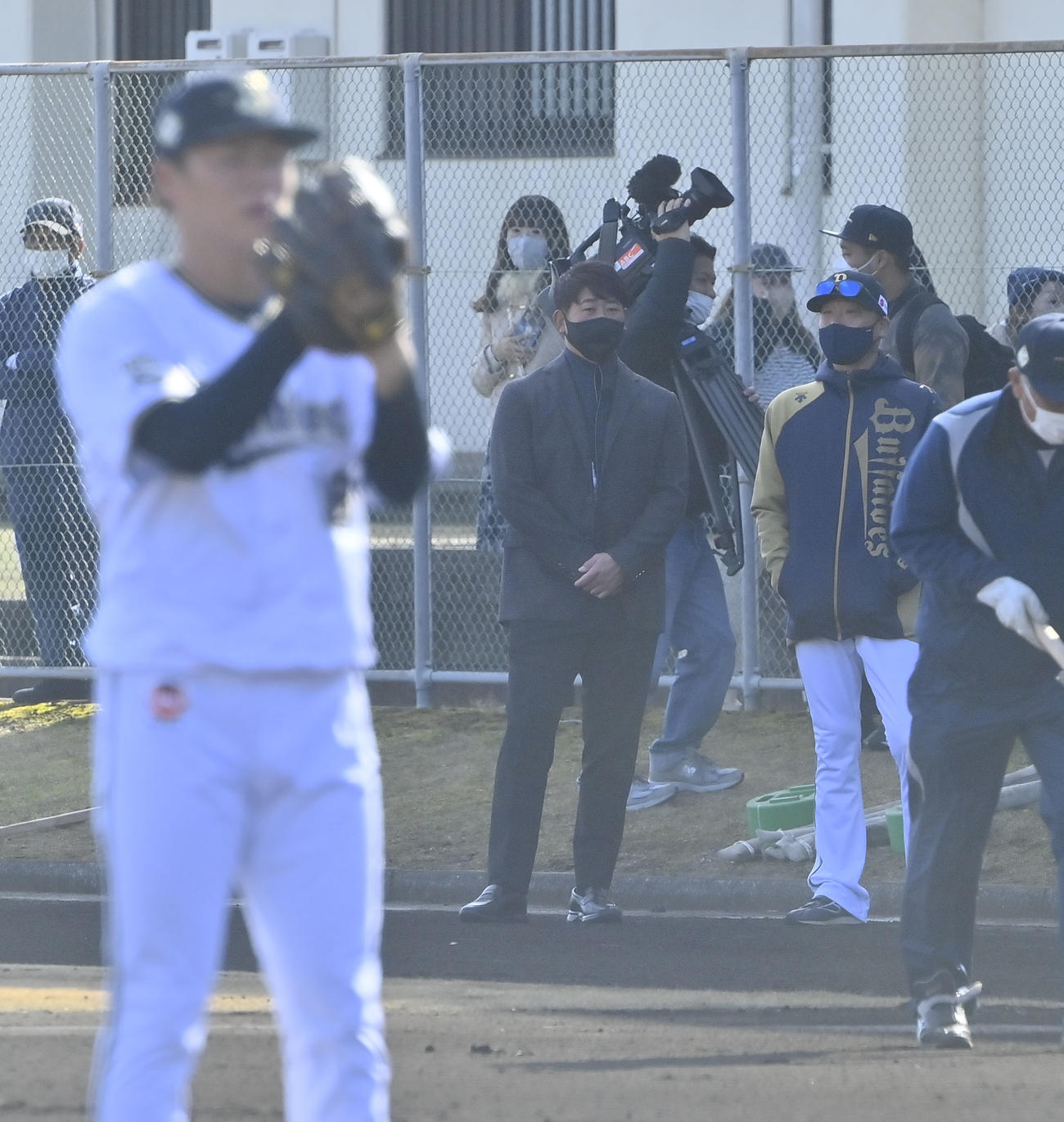 力を込めキャッチボールするオリックス山本、後方は左から松坂氏、中嶋監督（撮影・和賀正仁）