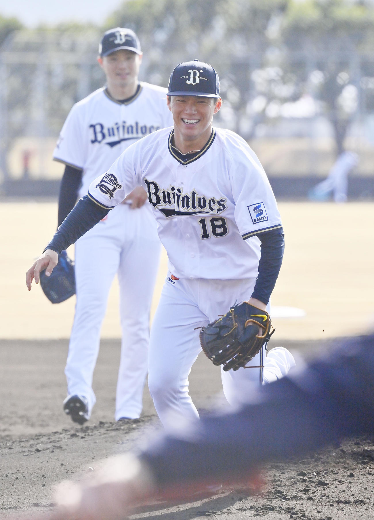 笑顔で投内連係をするオリックス山本（撮影・和賀正仁）
