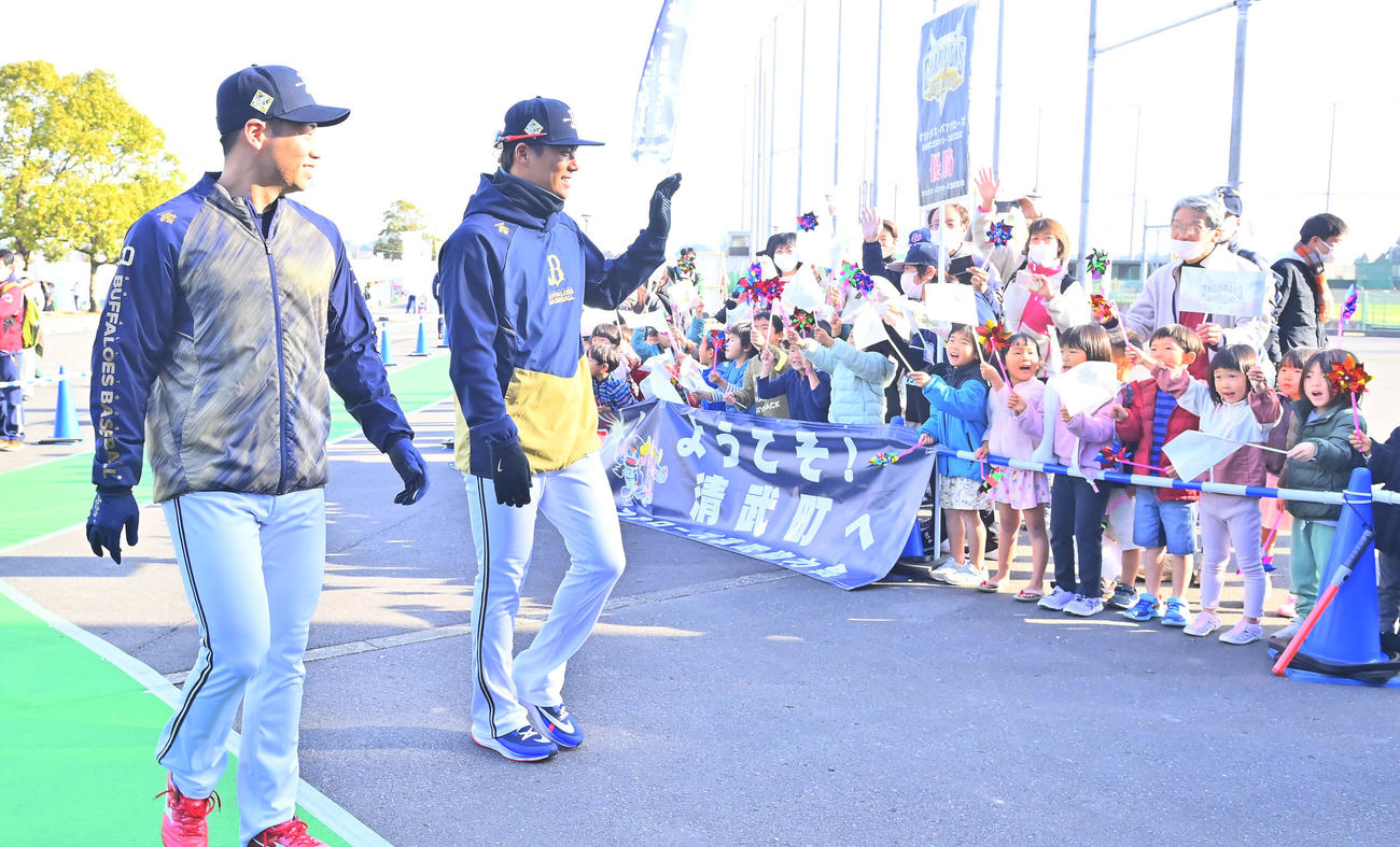園児の声援を受けながら球場に入るオリックス山本、左は近藤（撮影・和賀正仁）
