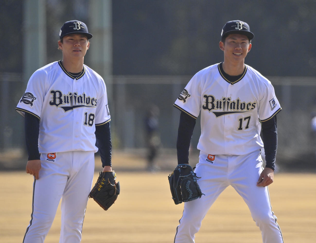 練習中に笑顔を見せるオリックス曽谷（右）と山本（撮影・和賀正仁）