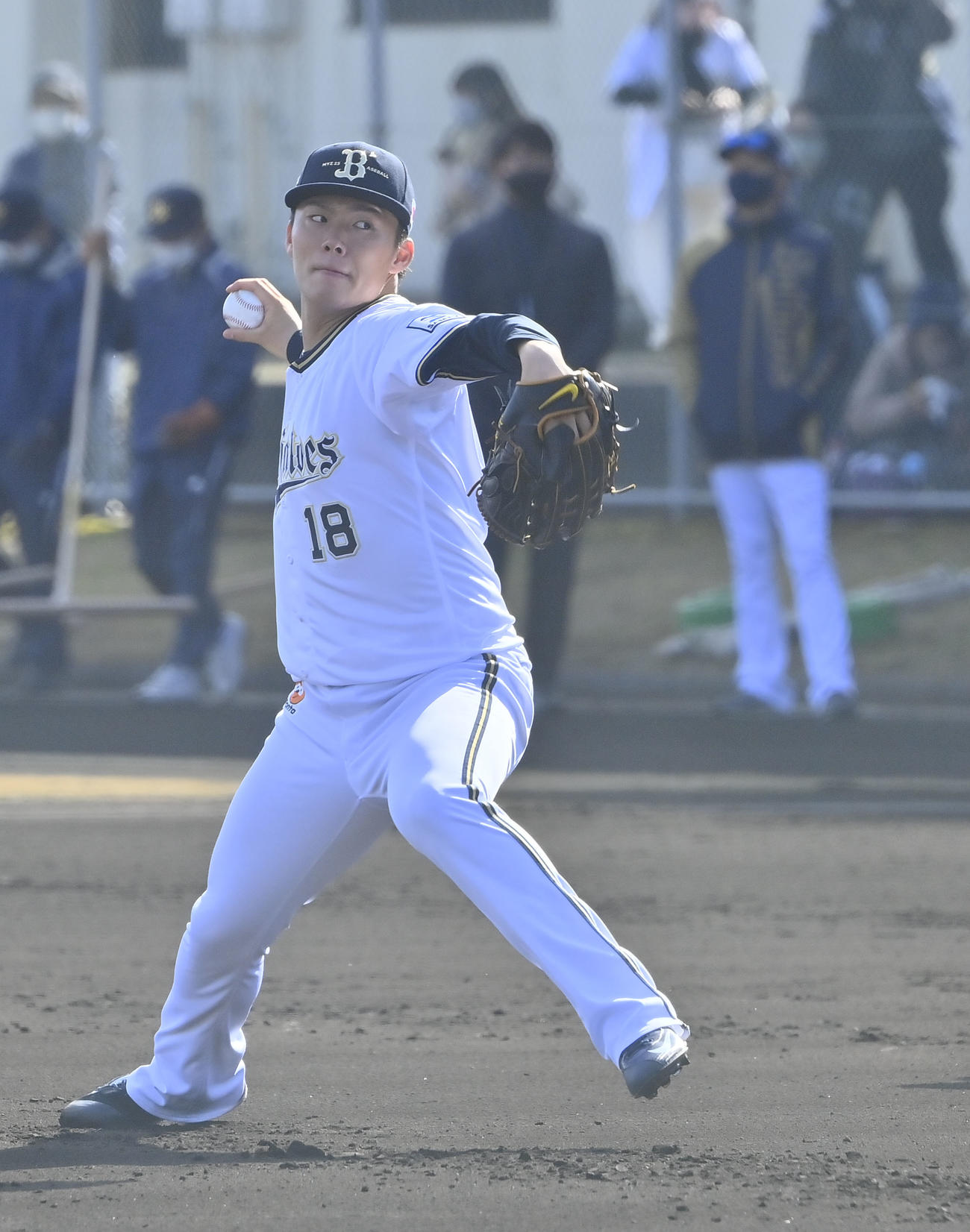 力を込めキャッチボールするオリックス山本、後方は左から松坂氏、中嶋監督（撮影・和賀正仁）