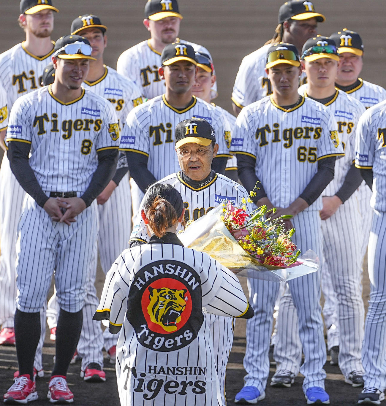 プロ野球キャンプが始まり、歓迎セレモニーで花束を受け取る阪神岡田監督（共同）