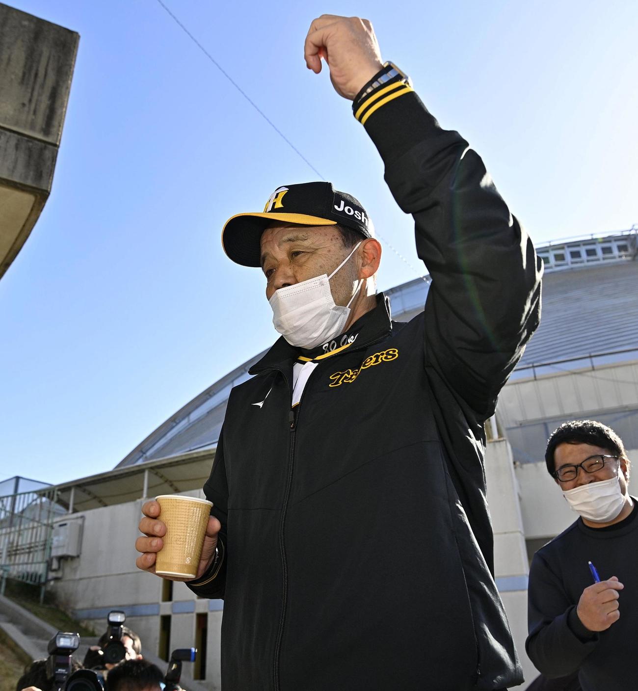 グラウンドに向かう阪神岡田監督（共同）