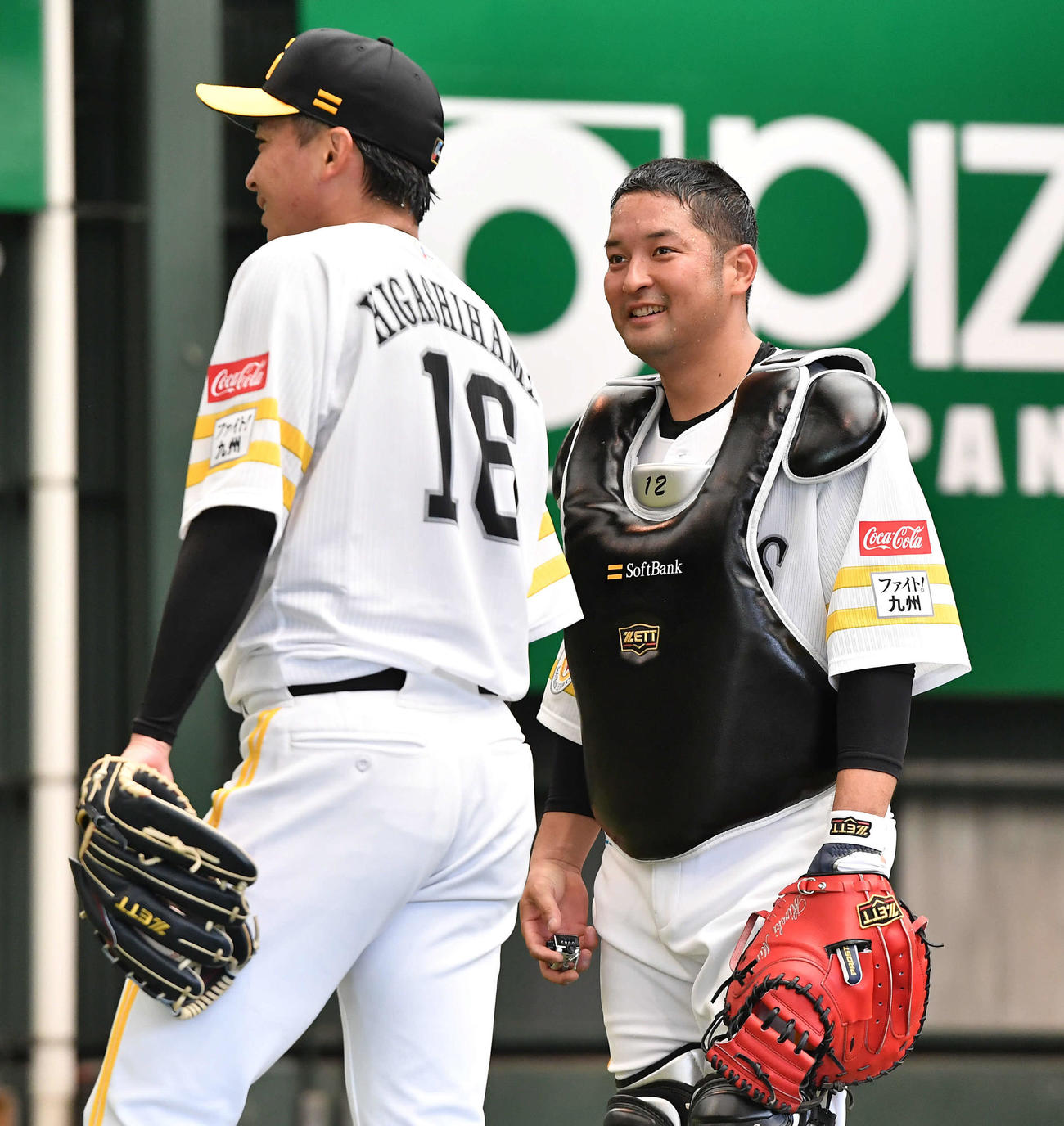 ブルペン投球を終えた東浜（左）と笑顔で話す嶺井（撮影・岩下翔太）