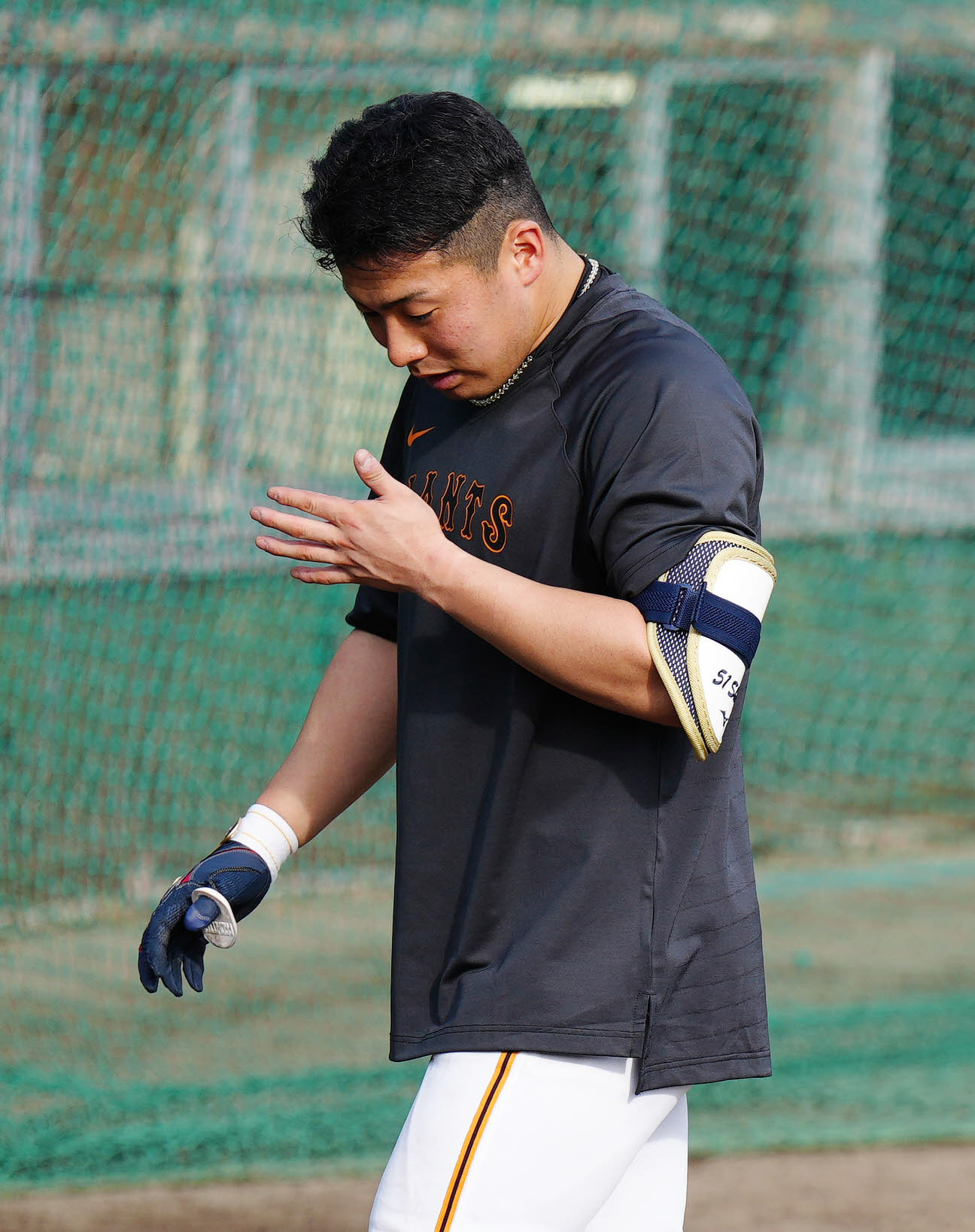 打撃練習後、左手のひらを見つめる巨人浅野（撮影・江口和貴）