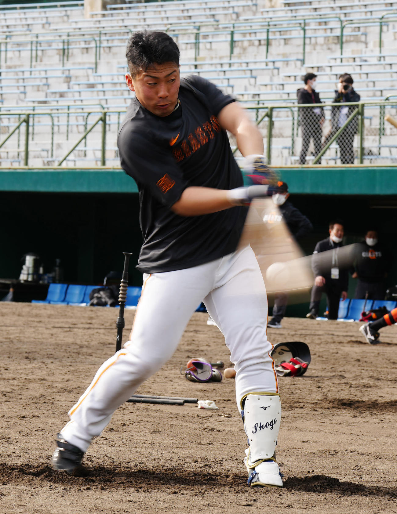 打撃練習を行う巨人浅野（撮影・江口和貴）